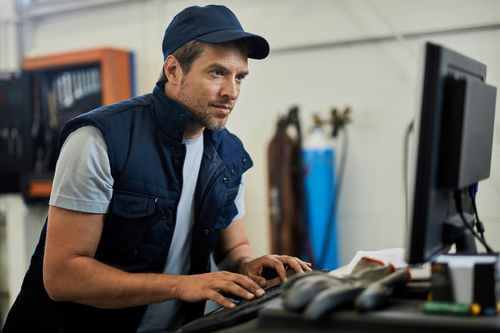 Técnico realizando mantenimiento informático